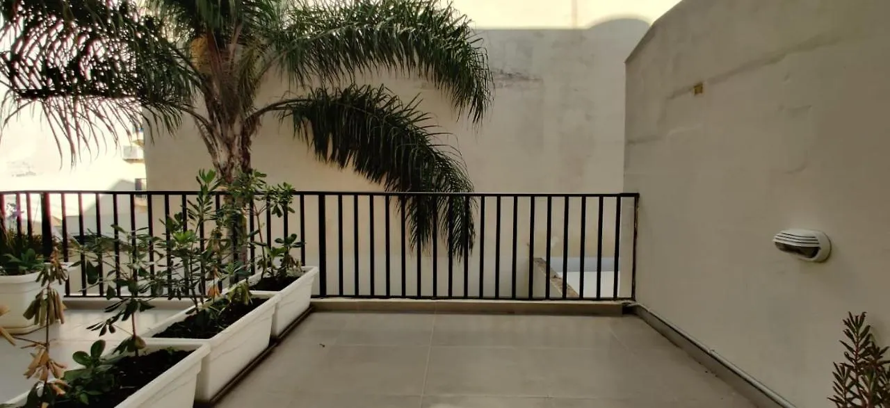 Lovely 4 Bedroom, 3 Bathroom, Maisonette With Terraces. Is-Swieqi マルタ