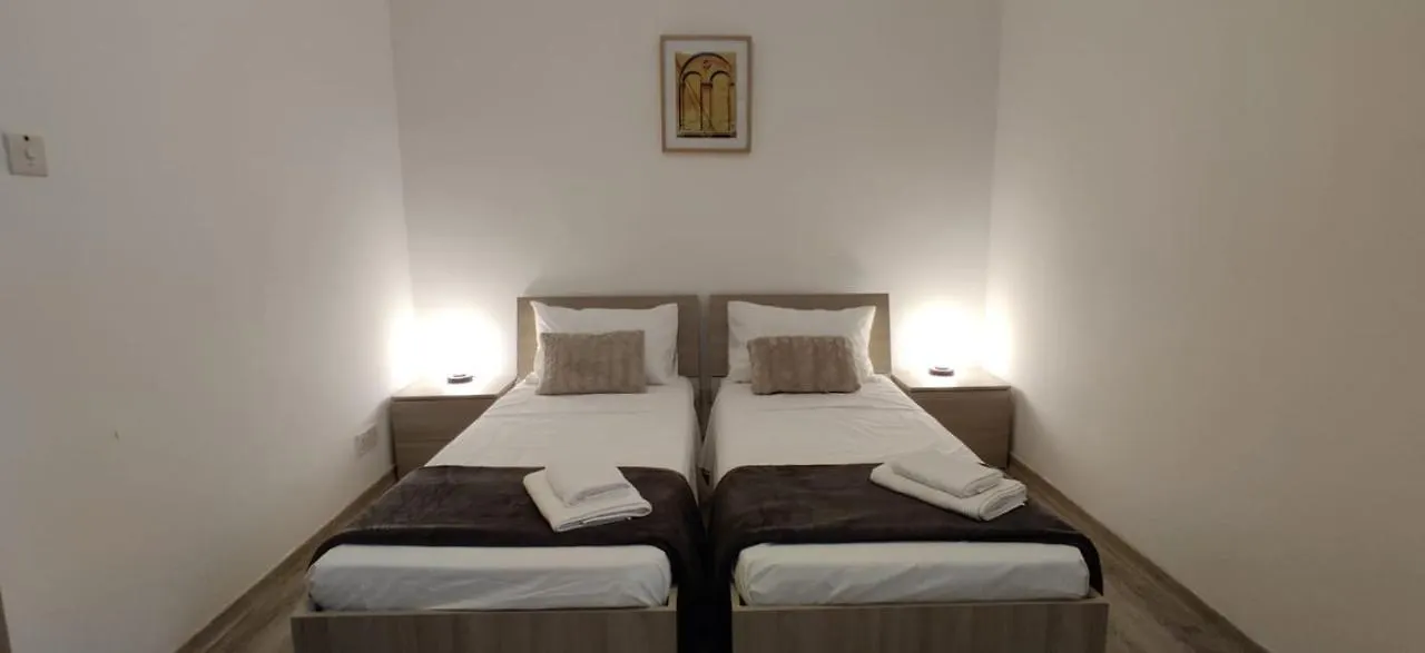 Guest house Lovely 4 Bedroom, 3 Bathroom, Maisonette With Terraces. Is-Swieqi Malta